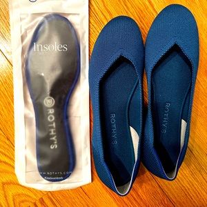 Rothy’s deep ocean size 8 worn once. Comes with new insoles